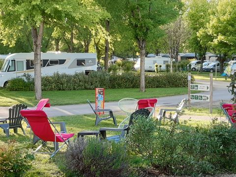 Emplacement - Forfait Confort (2 pers/1 tente,caravane ou camping-car/1 voiture/eau+électricité 10A) 80 à 120 m²