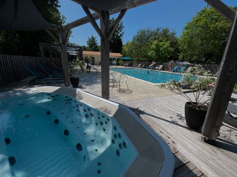 Emplacement - Forfait Privilège (2 pers/1 tente,caravane ou camping-car/1 voiture/eau+élec 10A) 140 à 180m²