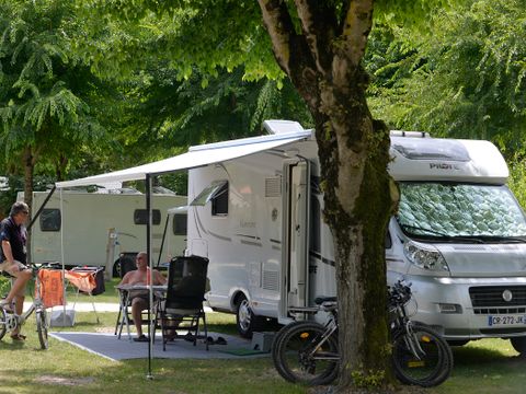 Emplacement - Forfait Privilège (2 pers/1 tente,caravane ou camping-car/1 voiture/eau+élec 10A) 140 à 180m²