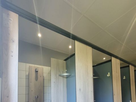 Emplacement - Forfait Privilège (2 pers/1 tente,caravane ou camping-car/1 voiture/eau+élec 10A) 140 à 180m²