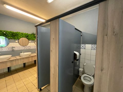 Emplacement - Forfait Privilège (2 pers/1 tente,caravane ou camping-car/1 voiture/eau+élec 10A) 140 à 180m²