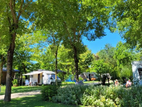 Emplacement - Forfait Privilège (2 pers/1 tente,caravane ou camping-car/1 voiture/eau+élec 10A) 140 à 180m²