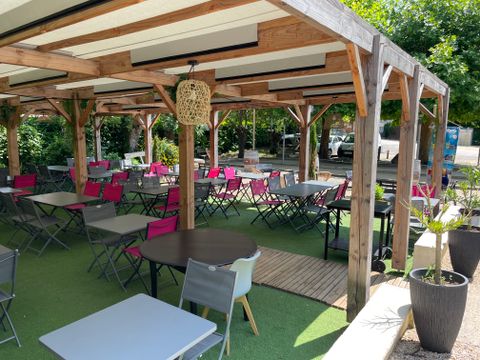 Emplacement - Forfait Privilège (2 pers/1 tente,caravane ou camping-car/1 voiture/eau+élec 10A) 140 à 180m²