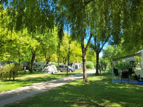 Emplacement - Forfait Privilège (2 pers/1 tente,caravane ou camping-car/1 voiture/eau+élec 10A) 140 à 180m²