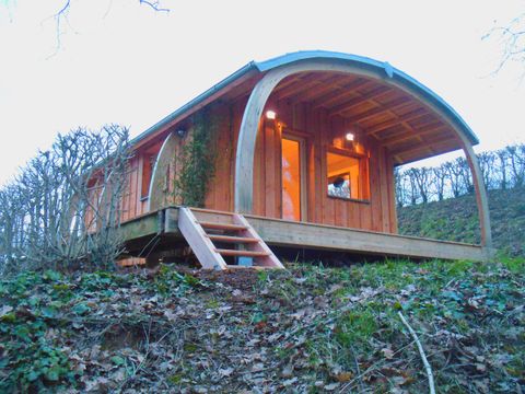 Chalet 2 personnes - Eco-cabane en bois, avec sanitaires (possible de venir à 4 personnes avec supplément au camping)