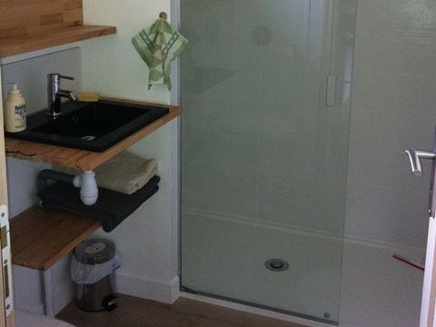 CHALET 2 personnes - Eco-cabane en bois, avec sanitaires (possible de venir à 4 personnes avec supplément au camping)