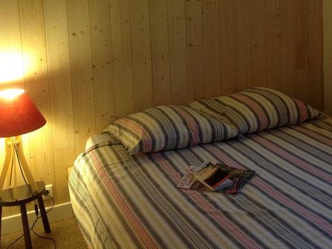 CHALET 2 personnes - Eco-cabane en bois, avec sanitaires (possible de venir à 4 personnes avec supplément au camping)