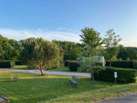 Flower Camping Le Val Vert en Berry - Camping Indre - Image N°6