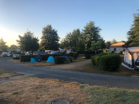 Emplacement - Forfait Confort : Emplacement + 1 voiture + électricité 10A