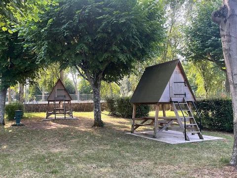 HÉBERGEMENT INSOLITE 2 personnes - Bivouac cabane en bois sur pilotis, matelas 2 places au sol sans sanitaires