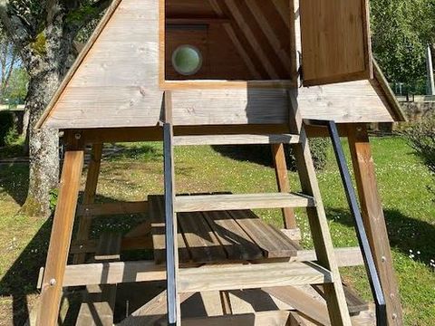 Insolite 2 personnes - Bivouac cabane en bois sur pilotis, matelas 2 places au sol sans sanitaires