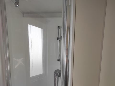 Mobilhome 4 personnes - LOCATION - TI 26m² avec terrasse semi-couverte - 2 chambres - CONFORT