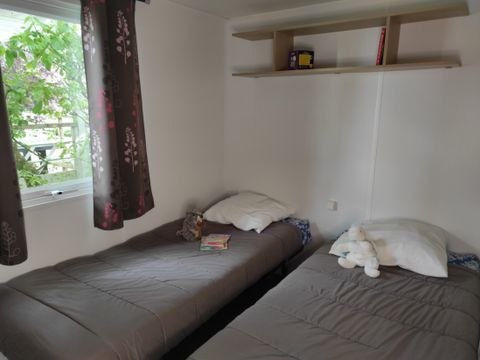 Mobilhome 4 personnes - LOCATION - TI 26m² avec terrasse semi-couverte - 2 chambres - CONFORT