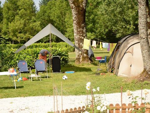 Emplacement - Forfait Confort (1 tente, caravane ou camping-car / 1 voiture / électricité 10A)