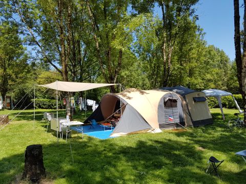 Emplacement - Forfait Confort (1 tente, caravane ou camping-car / 1 voiture / électricité 10A)