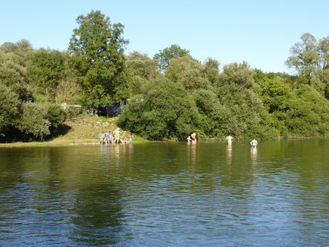 Emplacement - Forfait Privilège (1 tente, caravane ou camping-car / 1 voiture / électricité 10A) - bord de rivière