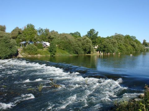 Emplacement - Forfait Privilège (1 tente, caravane ou camping-car / 1 voiture / électricité 10A) - bord de rivière