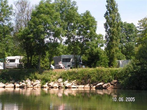 Emplacement - Forfait Privilège (1 tente, caravane ou camping-car / 1 voiture / électricité 10A) - bord de rivière