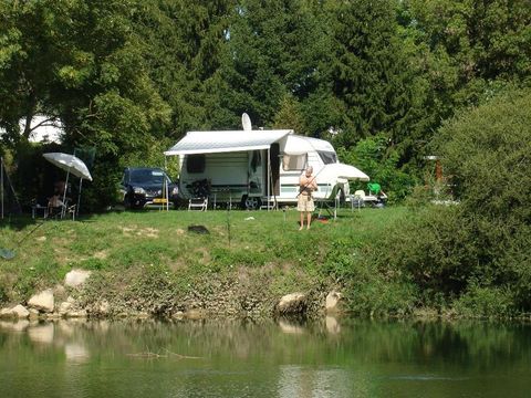 Emplacement - Forfait Privilège (1 tente, caravane ou camping-car / 1 voiture / électricité 10A) - bord de rivière