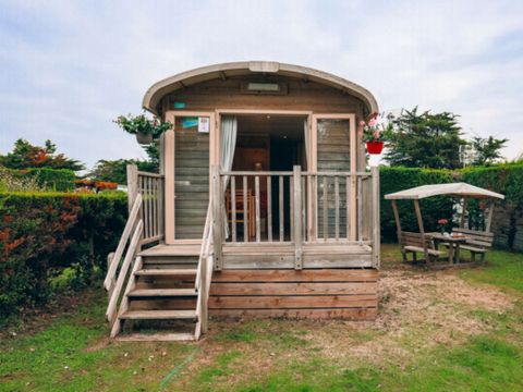 HÉBERGEMENT INSOLITE 4 personnes - ROULOTTE - 2 CHAMBRES - 2/4 PERSONNES