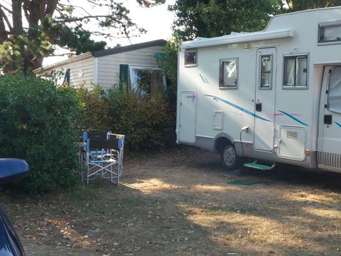 Emplacement - Forfait Confort avec électricité: 1 voiture + 1 tente ou 1 caravane ou 1 camping-car