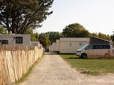 Emplacement - Forfait Confort avec électricité: 1 voiture + 1 tente ou 1 caravane ou 1 camping-car