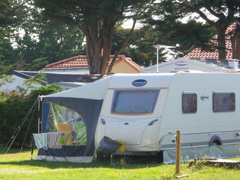 Emplacement - Forfait Confort avec électricité: 1 voiture + 1 tente ou 1 caravane ou 1 camping-car