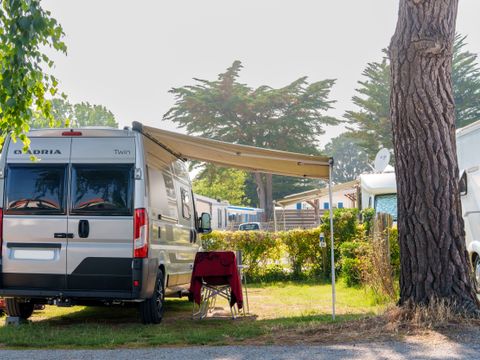 Emplacement - Forfait Confort avec électricité: 1 voiture + 1 tente ou 1 caravane ou 1 camping-car