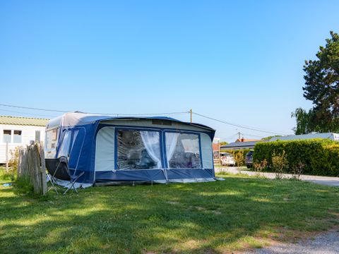 Emplacement - Forfait Confort avec électricité: 1 voiture + 1 tente ou 1 caravane ou 1 camping-car