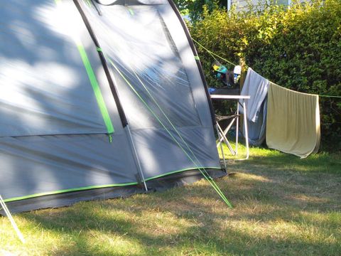 Emplacement - Forfait Confort avec électricité: 1 voiture + 1 tente ou 1 caravane ou 1 camping-car