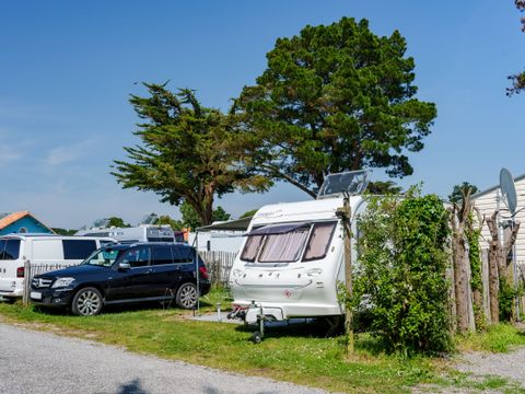 Emplacement - Forfait Confort avec électricité: 1 voiture + 1 tente ou 1 caravane ou 1 camping-car