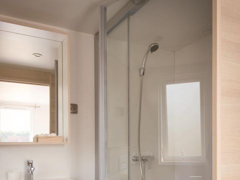 MOBILHOME 4 personnes - Cottage premium 2 chambres 2 salles de bain, TV, terrasse  couverte