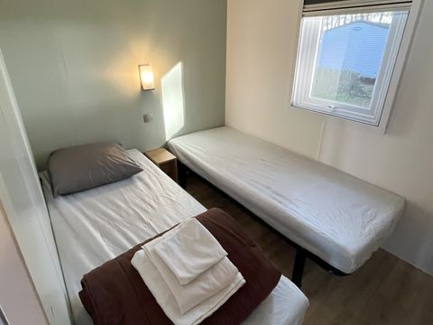 MOBILHOME 4 personnes - Classique - 25m² - 2 chambres - terrasse semi-couverte coté