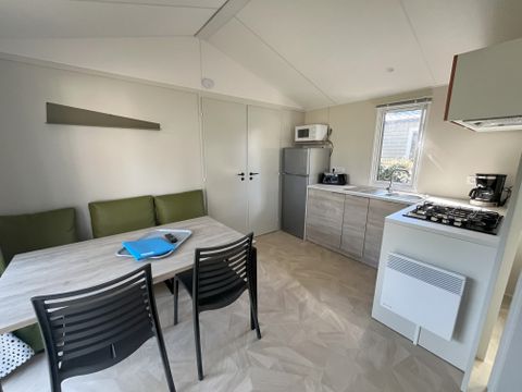 MOBILHOME 4 personnes - Mobil home Confort - 25m² - 2 chambres - terrasse couverte côté