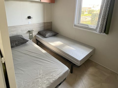 MOBILHOME 4 personnes - Mobil home Confort - 25m² - 2 chambres - terrasse couverte côté