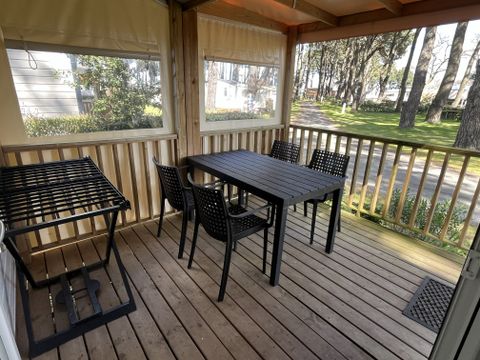 MOBILHOME 4 personnes - Mobil home Confort - 25m² - 2 chambres - terrasse couverte côté