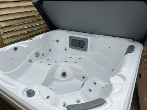 Mobilhome 4 personnes - PREMIUM "SPA" clim - 2 chambres