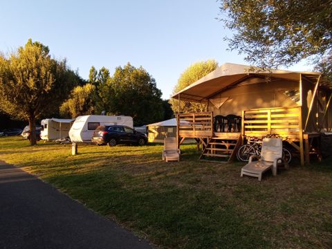 TENTE TOILE ET BOIS 4 personnes - TENTE CANADA - sans sanitaires 20 m²