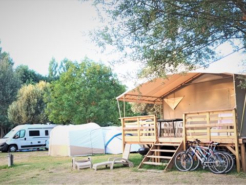 Tente en toile et en bois 4 personnes - TENTE CANADA - sans sanitaires 20 m²