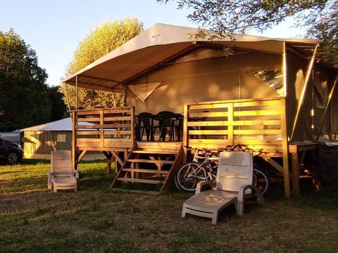 TENTE TOILE ET BOIS 4 personnes - TENTE CANADA - sans sanitaires 20 m²