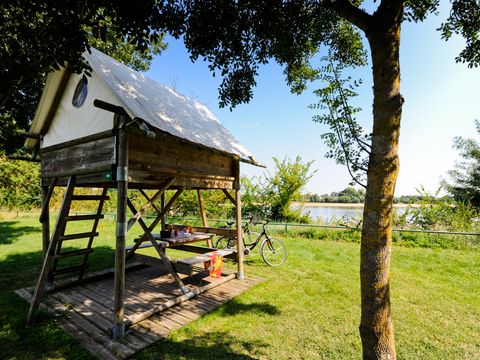 TENTE TOILE ET BOIS 2 personnes - Bivouac Sur pilotis prête à dormir 1 chambre sans sanitaires