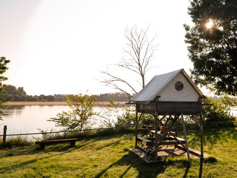 TENTE TOILE ET BOIS 2 personnes - Bivouac Sur pilotis prête à dormir 1 chambre sans sanitaires