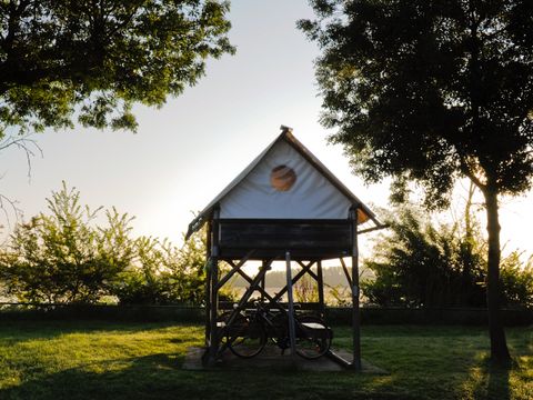 TENTE TOILE ET BOIS 2 personnes - Bivouac Sur pilotis prête à dormir 1 chambre sans sanitaires