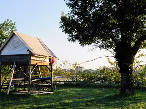 TENTE TOILE ET BOIS 2 personnes - Bivouac Sur pilotis prête à dormir 1 chambre sans sanitaires