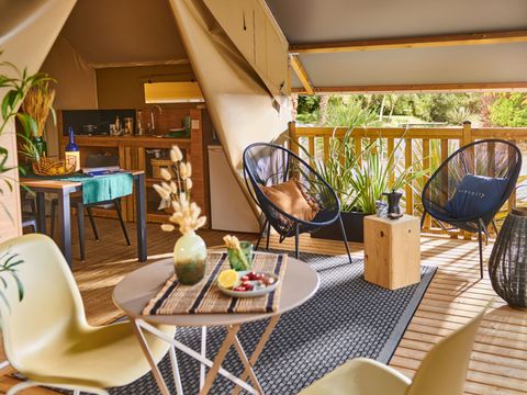 Tente en toile et en bois 5 personnes - Wood Lodge Standard 25 m2 (2 chambres-5 pers ) + terrasse couverte (Avec sanitaires)