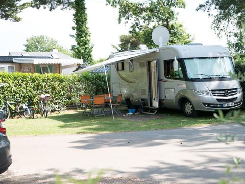 Emplacement - Camping Car 35 M² Electricité inclus