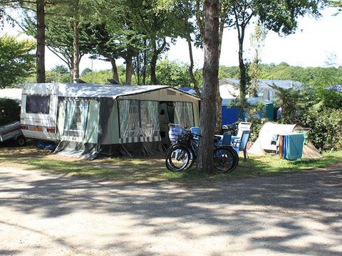 Emplacement - pour Caravane ou tente de 80M² inclus 2 personne, l'électricité et un véhicule