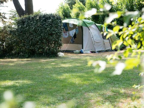 Emplacement - pour Caravane ou tente de 80M² inclus 2 personne, l'électricité et un véhicule