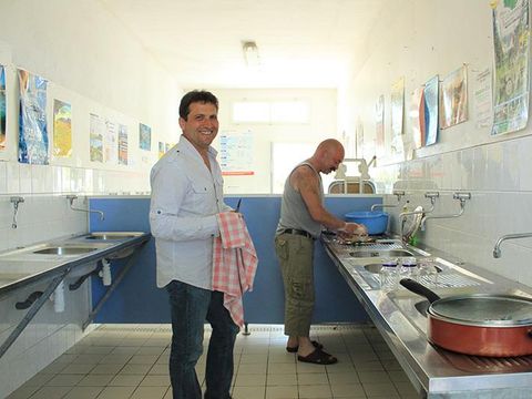 Emplacement - pour Caravane ou tente de 80M² inclus 2 personne, l'électricité et un véhicule