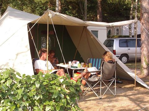 Emplacement - pour Caravane ou tente de 80M² inclus 2 personne, l'électricité et un véhicule